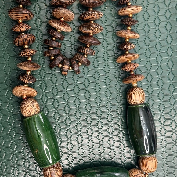 Huge safari look necklace with wood and three intriguing hunter green pieces - Picture 13 of 16